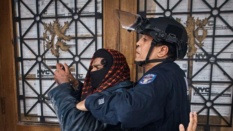 Die Polizei verhaftet einen palästinensischen Demonstranten in der Nähe des Metropolitan Museum of Art, wo die Met Gala stattfindet.