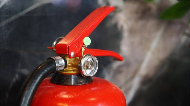 Die Polizei verhinderte mit einem Feuerlöscher einen Vollbrand.