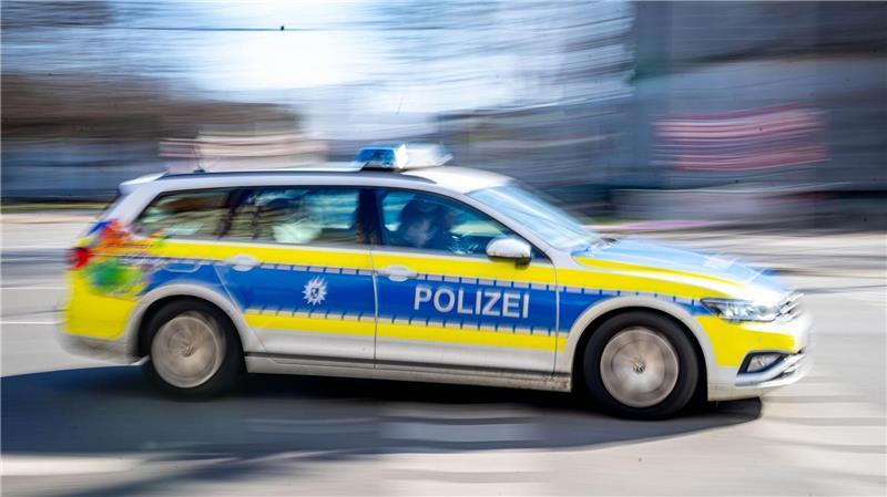 Die Polizei versorgte den verletzten Jugendlichen nach einem Stich in den Oberschenkel vor Ort und legte ein Abbindesystem an. (Symbolbild)