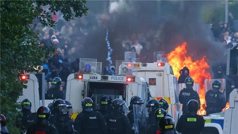Die Polizei versucht, Demonstranten in der Nähe von Newtownabbey in Belfast zu vertreiben.