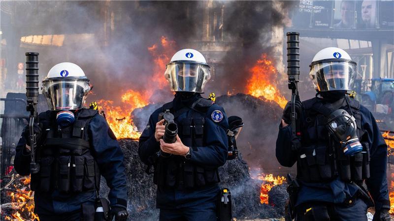 Die Polizei versucht, Demonstranten während einer Demonstration europäischer Landwirte in der Nähe des Europäischen Parlaments in Brüssel zu vertreiben.