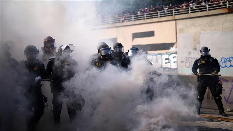 „Sie spucken, wir schlagen“: Trump demonstriert seine Macht Die Polizei vertrieb Demonstranten von einer Autobahn, die durch die Innenstadt führt.