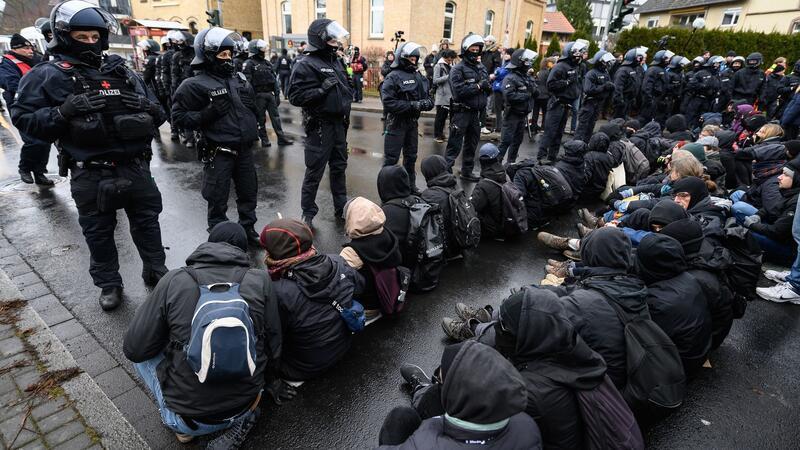 Die Polizei vor einer Sitzblockade.