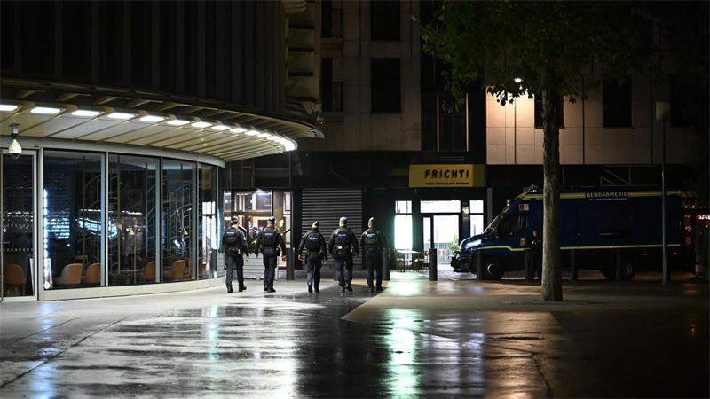 Frankreich verlängert örtliche Ausgangssperren Die Polizei wachte mit einem Großaufgebot über die Einhaltung nächtlicher Beschränkungen in französischen Städten.
