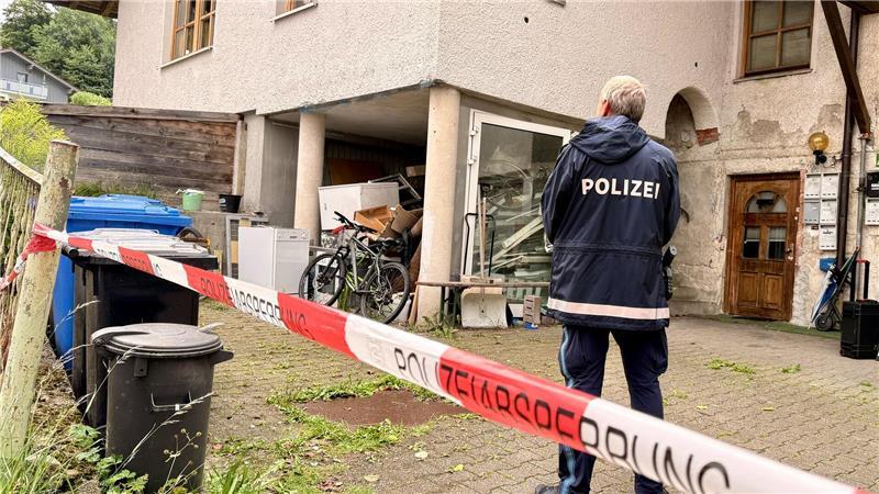 Verdächtiger weist Polizei auf drei Leichen in Zwiesel hin Die Polizei war am Dienstag noch am Tatort im Einsatz.