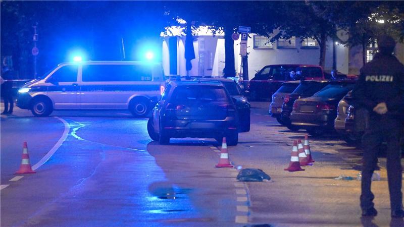 Messerstecherin randalierte vor neuer Tat in Laden Die Polizei war für die Spurensicherung vor Ort.