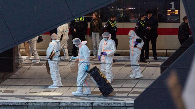 Dobrindt bezeichnet Messerangriff in Hamburg als feige Die Polizei war mit einem Großaufgebot vor Ort.
