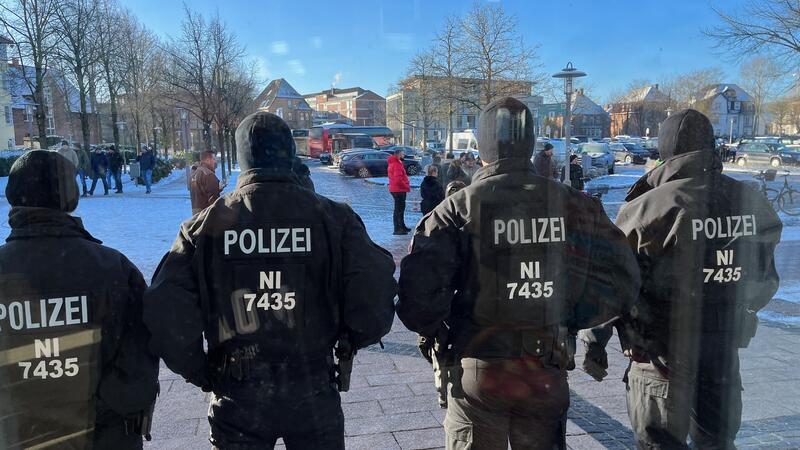 Ursula von der Leyen über Recht und Unrecht – Lob für Stade Die Polizei war wegen der Bauernproteste mit einem Großaufgebot vor Ort.