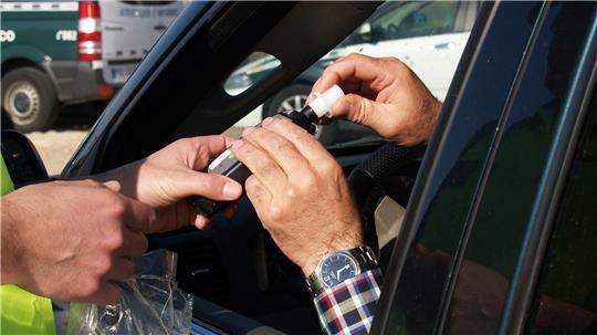 Die Polizei warnt Autofahrer davor, sich berauscht ans Steuer zu setzen.