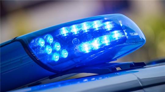 Die Polizei warnt vor einem circa 40 Jahre alten Mann, der sich als angeblicher Wasserwerker ausgibt.