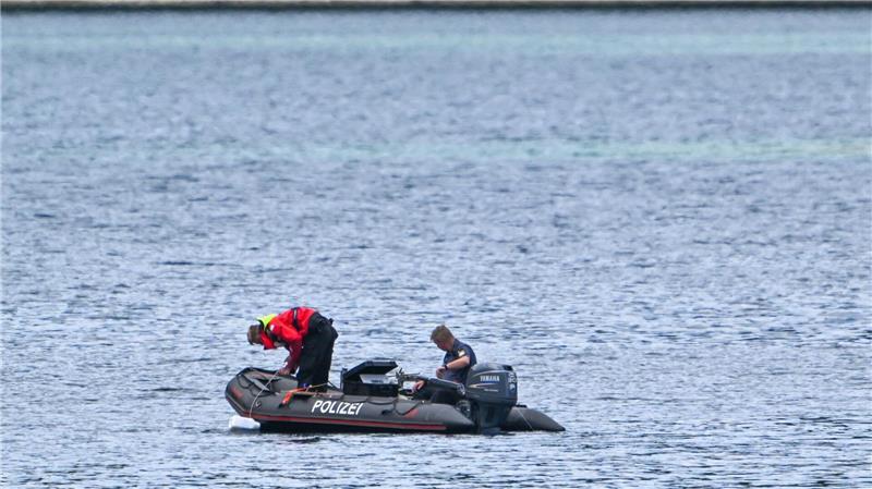 Spaziergänger finden offenbar menschlichen Knochen am Fluss Die Polizei will nun herausfinden, ob der Knochen zu einem Vermissten gehört. (Symbolbild)