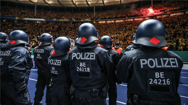 Brisanter Doppel-Spieltag in Berlin: DFL erklärt Ansetzung Die Polizei wird am Samstag nicht nur im Olympiastadion gefordert sein. (Archivbild)