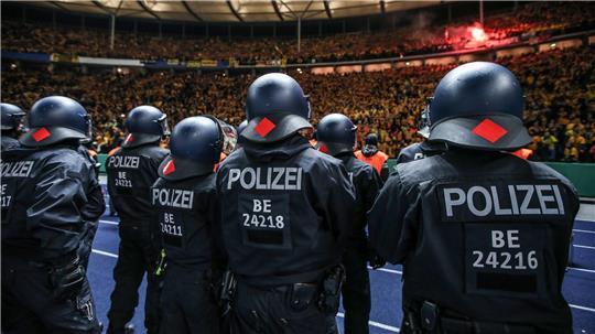 Brisanter Doppel-Spieltag in Berlin: DFL erklärt Ansetzung Die Polizei wird am Samstag nicht nur im Olympiastadion gefordert sein. (Archivbild)