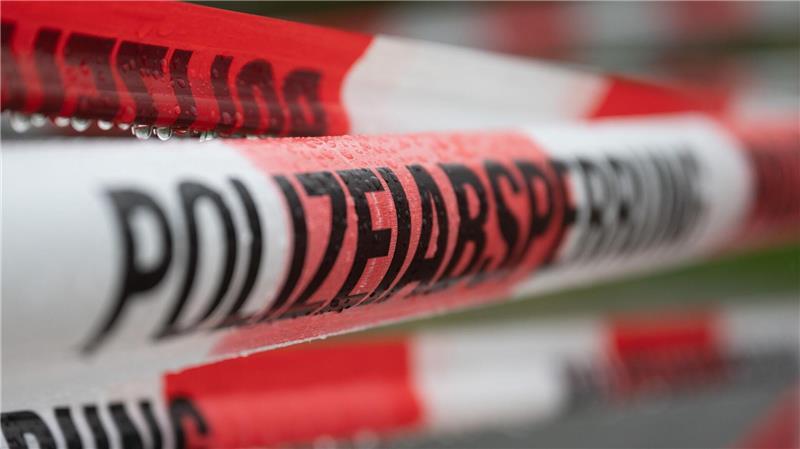 Bombenentschärfung - 11.500 Menschen müssen aus Wohnungen Die Polizei wird für die Dauer der Entschärfung Straßensperren einrichten. (Symbolbild)