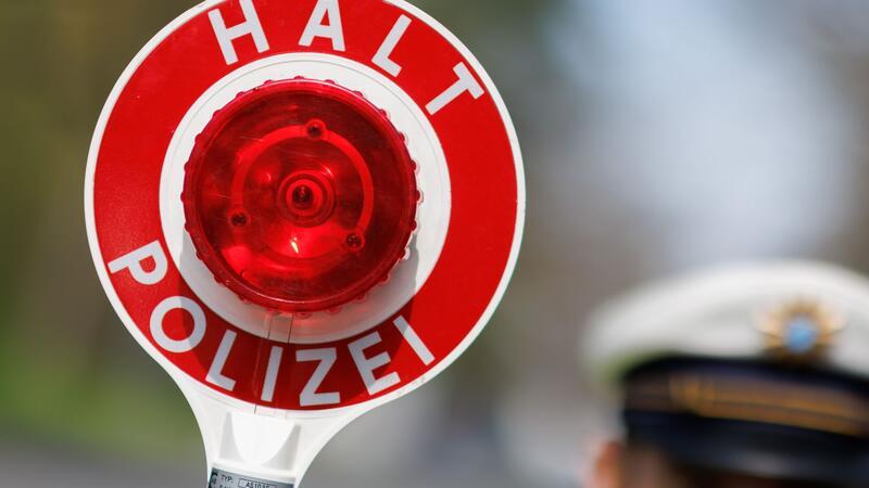 Die Polizei wurde alarmiert, sie fasste den Mann, nachdem er seinen Rasenmäher eingeparkt hatte.
