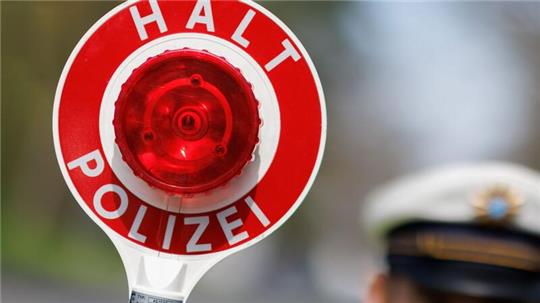Die Polizei wurde alarmiert, sie fasste den Mann, nachdem er seinen Rasenmäher eingeparkt hatte.