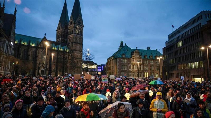 Hunderte demonstrieren in Bremen nach der Wahl gegen rechts Die Polizei zählte zunächst rund 700 Teilnehmende.