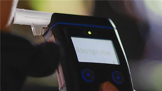Die Polizei zieht in Zeven einen betrunkenen Autofahrer aus dem Verkehr.
