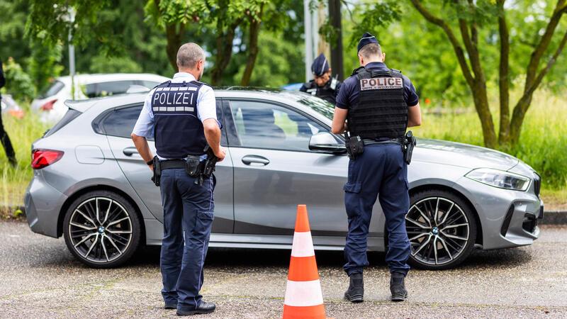 Mehr Unfälle durch Cannabis? Polizei warnt nach Teillegalisierung Ein Auto steht kurz hinter der deutsch-französischen Grenze auf einem Parkplatz und wird von Polizeibeamten beider Nationen kontrolliert.