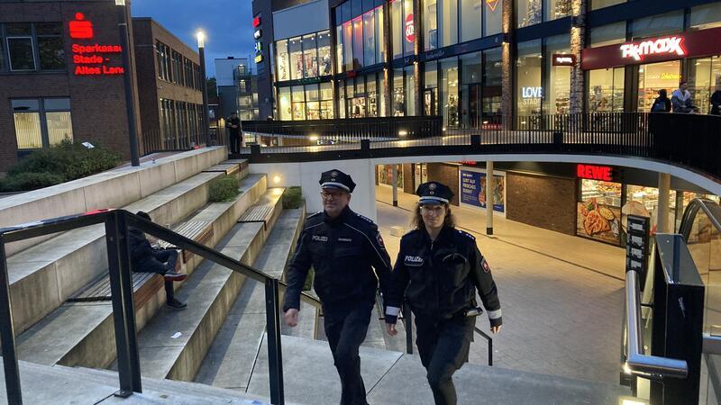 Die Polizisten Rainer Bohmbach und Silke Tonn bei einem Streifzug am Stader Pferdemarkt.