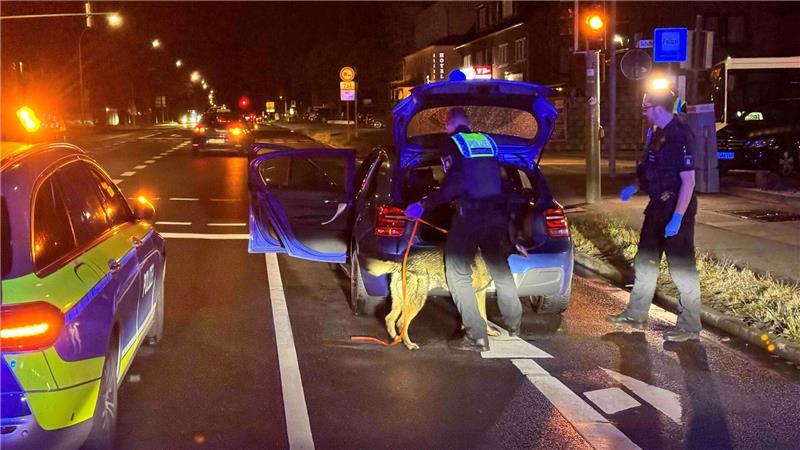 Nach Schlägen und Schüssen: Polizei verfolgt BMW bis nach Neu Wulmstorf Die Polizisten durchsuchen das in Neu Wulmstorf gestoppte Fluchtfahrzeug mithilfe eines Spürhundes.