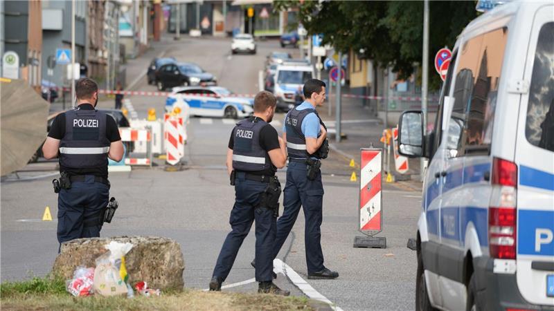 Die Polizisten hatten den jungen Mann nach einem mutmaßlichen Tankstellenraub fassen wollen. (Archivbild)