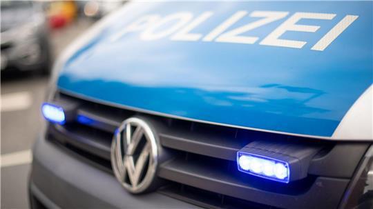 Die Polizisten weckten den Mann und brachten ihn aus der Brandwohnung ins Freie. (Symbolbild)