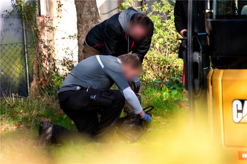 Volkspark: Spurensuche nach vermisster Hilal bleibt ergebnislos Die Polizisten hatten Hinweise erhalten, dass sich Überreste des Mädchens in einem Kleingarten befinden. Foto: Daniel Bockwoldt/dpa/Daniel Bockwoldt - ACHTUNG: Die Personen wurden auf Wunsch der Polizei gepixelt