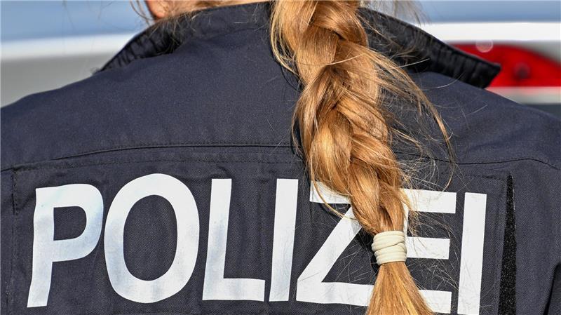 Die Polizistin wurde vom Außenspiegel eines vorbeifahrenden Autos getroffen.