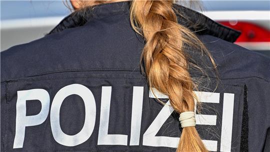 Die Polizistin wurde vom Außenspiegel eines vorbeifahrenden Autos getroffen.