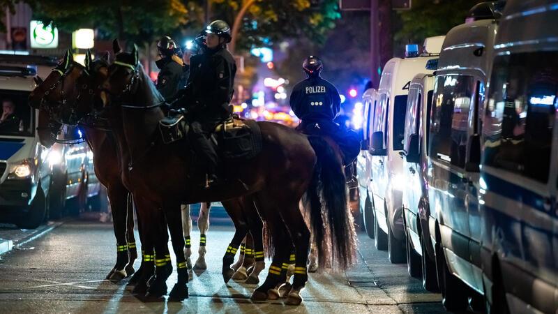 Polizei nach dem Stadtderby HSV gegen St. Pauli: Alles ruhig - „bis auf reichlich Pyro“ Die Polizistinnen der Reiterstaffel sind an der Reeperbahn im Einsatz um zu verhindern, dass Fan-Gruppen der beiden rivalisierenden Stadtvereine HSV und FC St. Pauli aufeinandertreffen.