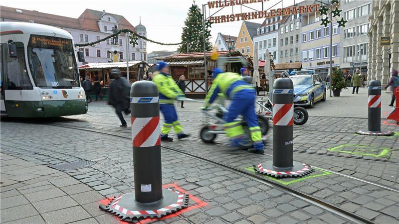 Die Poller sollen Besitzer des Augsburger Christkindlesmarkts schützen.