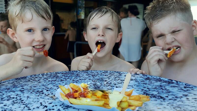 Die Pommes schmecken lecker - da sind sich Leon, Johannes und Jonte (alle 8, von links) einig. Für Besucher, für die es ohne Eis und Imbiss nicht geht, hat der Kiosk zu selten, beziehungsweise unregelmäßig geöffnet.