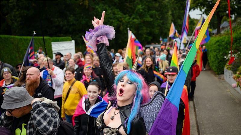 Die „Pommesgabel“ ist auch beim CSD in Wacken zu sehen.