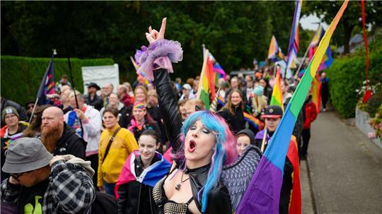 Die „Pommesgabel“ ist auch beim CSD in Wacken zu sehen.