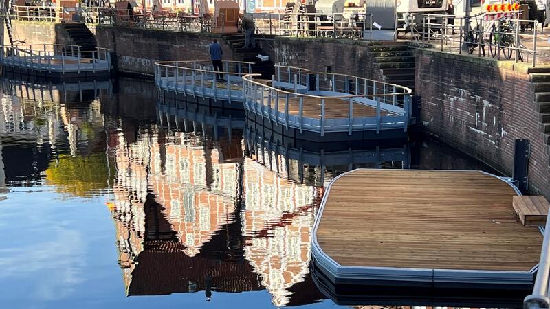 Pontons in Stades Altem Hafen schlagen hohe Wellen Die Pontons an der Kaimauer des Alten Hafens in Stade erhielten vergangene Woche Geländer.