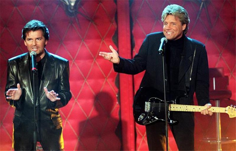 Die Popband "Modern Talking" mit Thomas Anders (l) und Dieter Bohlen (r) 1998 bei der ZDF-Show "Wetten, daß...".