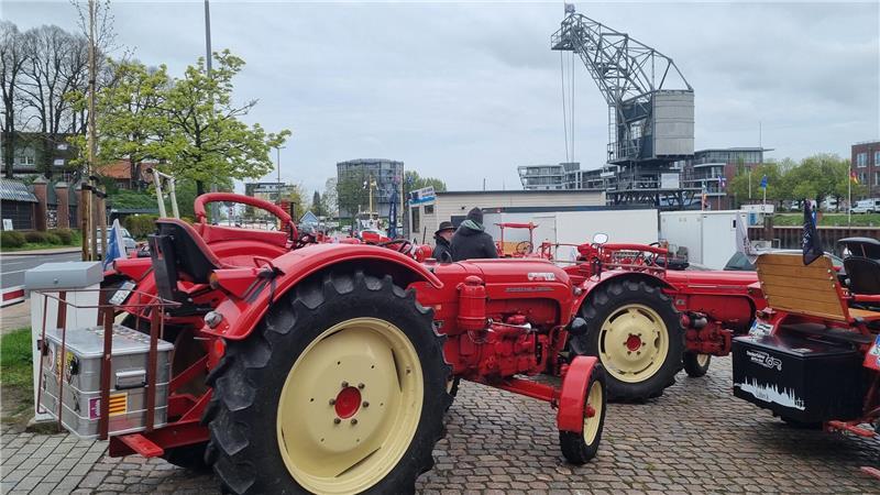 Die Porsche-Trecker sind gut erkennbar an ihrer roten Farbe und der runden Haube.