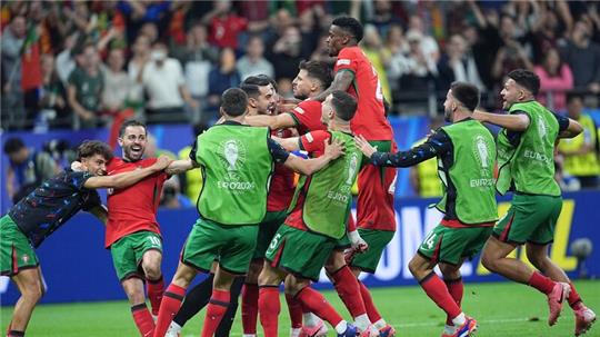 Die Portugiesen jubeln nach dem letzten verwandelten Elfmeter.