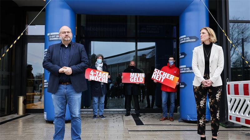 Die Positionen der Tarifparteien liegen noch weit auseinander. (Archivbild)