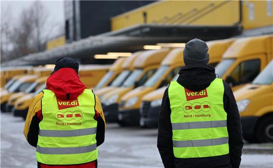 Die Post-Beschäftigten wollen mit einem erneuten Warnstreik den Druck auf die Arbeitgeberseite erhöhen. Foto: dpa