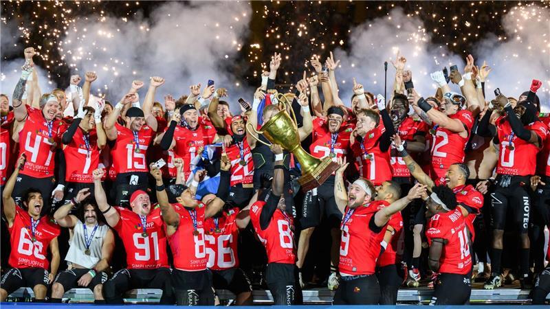 Die Potsdam Royals werden in Dresden Deutscher Meister im American Football und jubeln mit dem Pokal. 