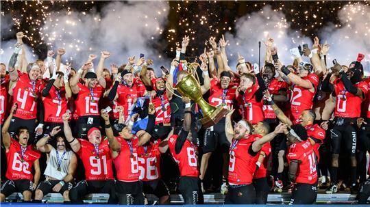 Die Potsdam Royals werden in Dresden Deutscher Meister im American Football und jubeln mit dem Pokal. 