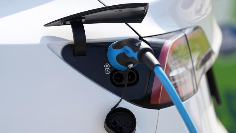 Mindestlohn, Bürgergeld, Cannabis: Drastische Änderungen in 2024 Ein Auto wird an einer Ladesäule aufgeladen