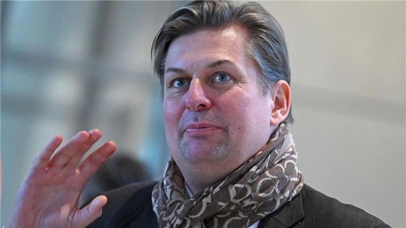 Die Präsentation von Krahs Roman „Die Reise nach Europa“ war ursprünglich am 21. März 2026 als Programmpunkt vorgesehen. 