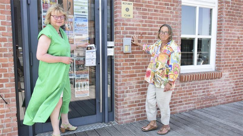 Die Präsidentin Maren Köster-Hetzendorf (links) mit einer der Hauptehrenamtlichen Heide Pfau.