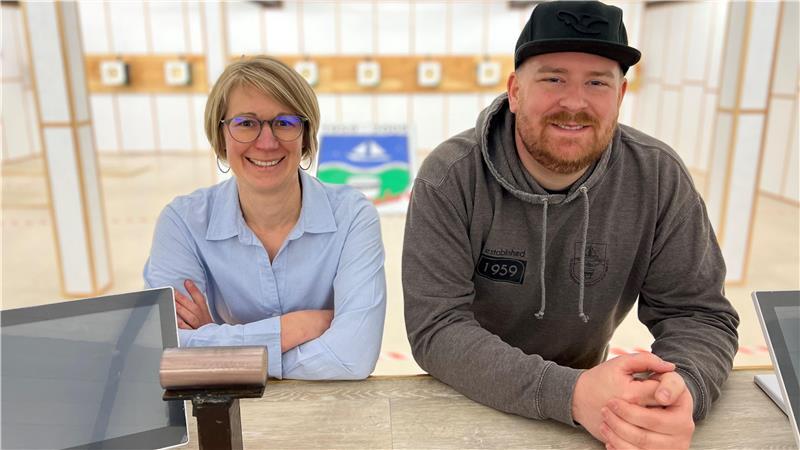 Sportwart Marcel Paur: Er ist noch wichtiger als die Präsidentin Die Präsidentin und ihr Sportwart: Nicole Müller mit Marcel Paur im Schießstand der Bützflether Schützen.