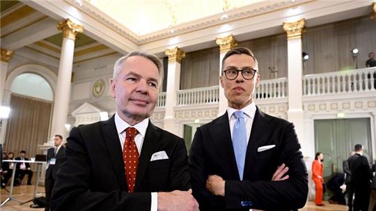 Die Präsidentschaftskandidaten Alexander Stubb (r) und Pekka Haavisto im Rathaus von Helsinki.