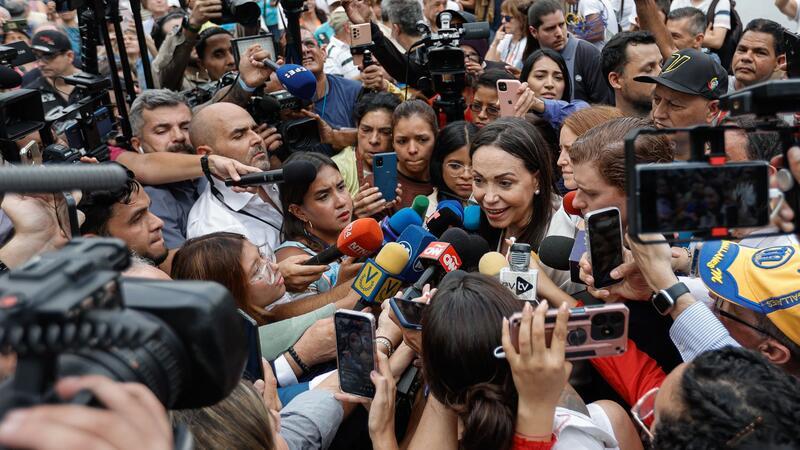 Die Präsidentschaftskandidatin der Opposition, María Corina Machado, spricht am 22.10.2023 mit Journalisten.