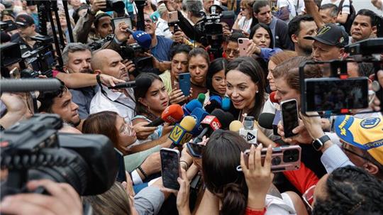 Die Präsidentschaftskandidatin der Opposition, María Corina Machado, spricht am 22.10.2023 mit Journalisten.